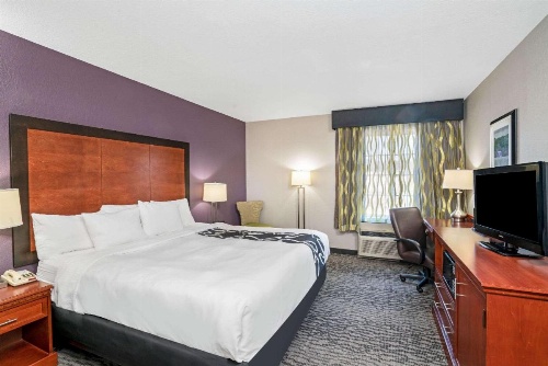 La Quinta Inn & Suites by Wyndham Knoxville North I-75 image 18