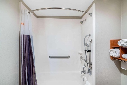 La Quinta Inn & Suites by Wyndham Knoxville North I-75 image 20