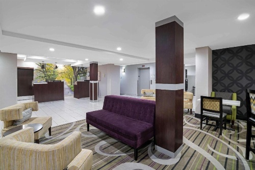 La Quinta Inn & Suites by Wyndham Knoxville North I-75 image 23