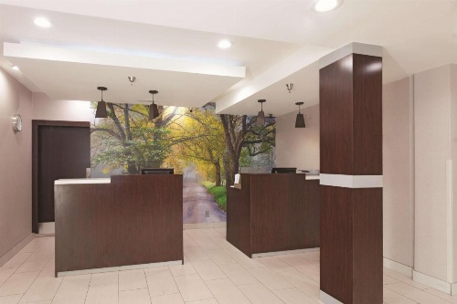 La Quinta Inn & Suites by Wyndham Knoxville North I-75 image 32