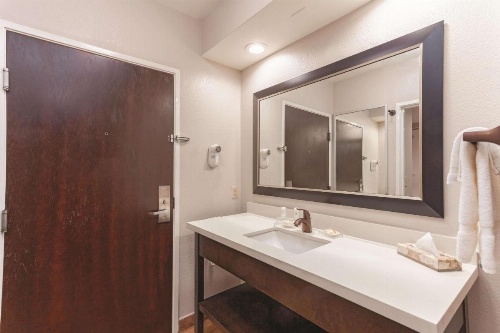 La Quinta Inn & Suites by Wyndham Knoxville North I-75 image 40