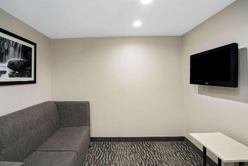 La Quinta Inn & Suites by Wyndham Knoxville North I-75 image 6